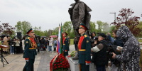 Память о герое: в Казани открыли памятник поэту Фатиху Кариму - Альметьевск РТВ